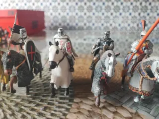 Figuras medievales de plomo