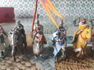 Figuras medievales de plomo