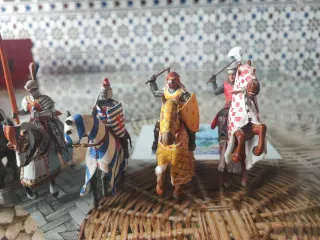 Figuras medievales de plomo