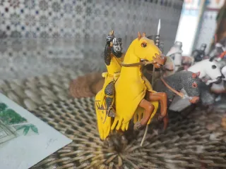 Figuras medievales de plomo