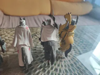 Figuras medievales de plomo