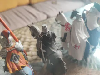 Figuras medievales de plomo