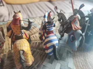 Figuras medievales de plomo