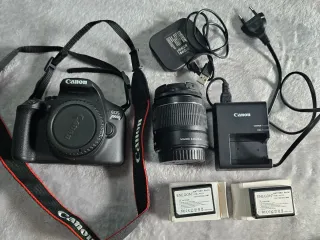 Cámara Canon EOS 2000D con objetivo y accesorios