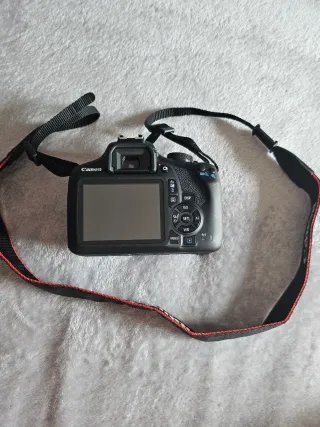 Cámara Canon EOS 2000D con objetivo y accesorios