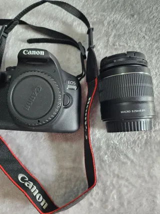Cámara Canon EOS 2000D con objetivo y accesorios