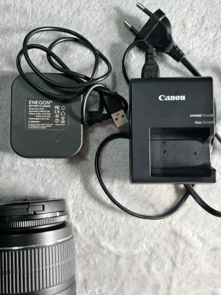 Cámara Canon EOS 2000D con objetivo y accesorios