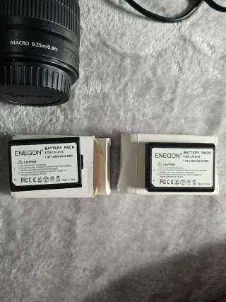 Cámara Canon EOS 2000D con objetivo y accesorios