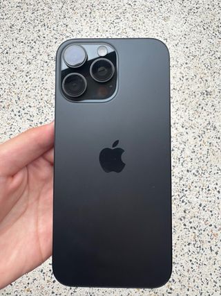iPhone 16 Pro Max com carregador