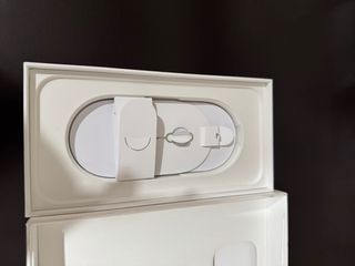 iPhone 16 Pro Max com carregador