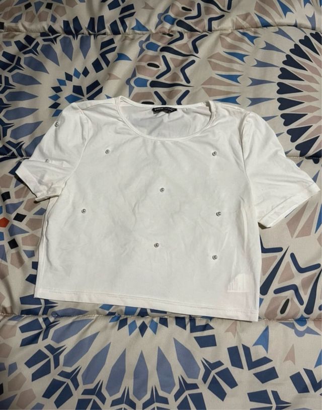 Camiseta blanca SHEIN con pedrería