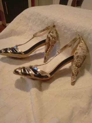 Zapatos de tacón beige y dorado
