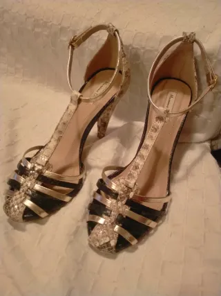 Zapatos de tacón beige y dorado