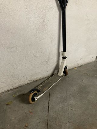 Patinete blanco y negro