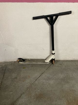 Patinete blanco y negro