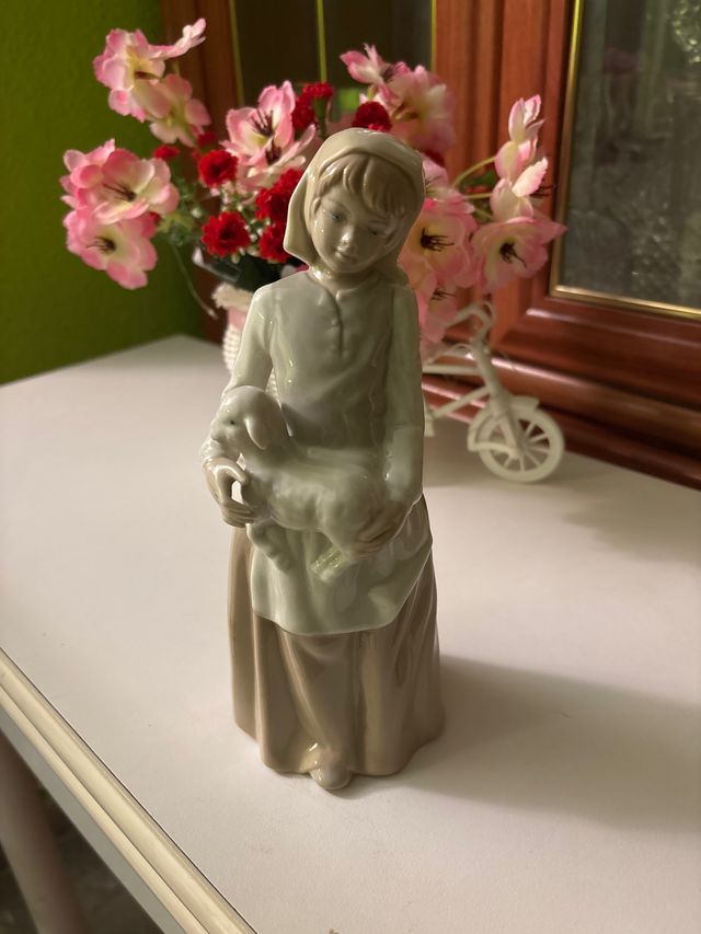 Figura de porcelana niña con cordero