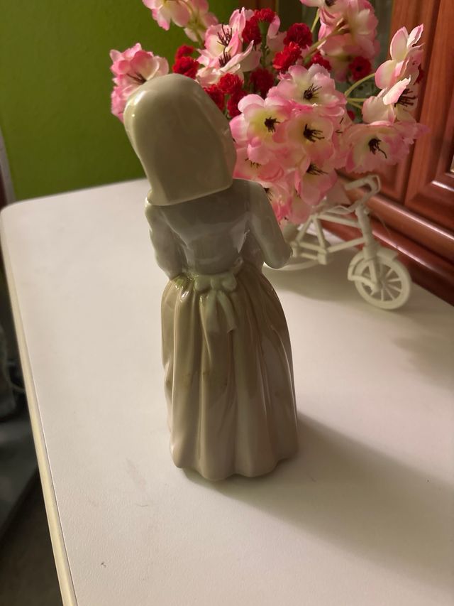 Figura de porcelana niña con cordero