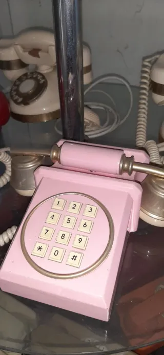 Telefono antico rosa e beige