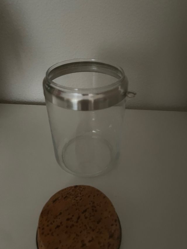 Bote de cristal con tapa metálica