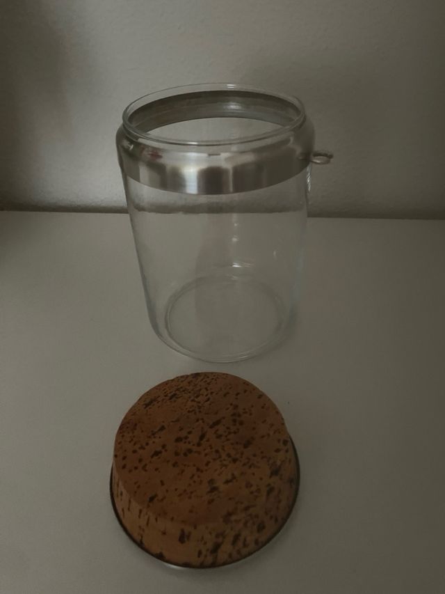 Bote de cristal con tapa metálica