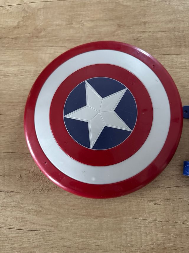 Escudo Capitán América y guante magnético