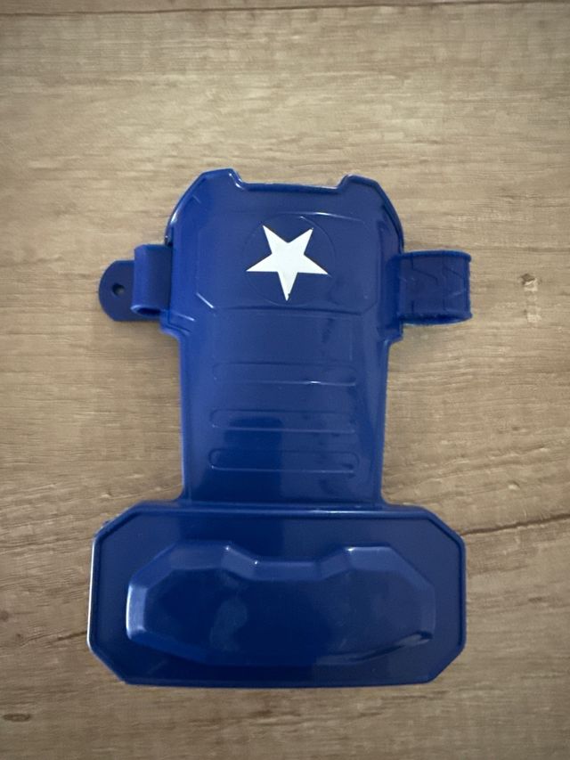 Escudo Capitán América y guante magnético