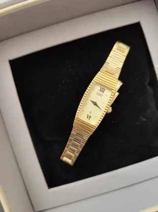 Reloj Citizen Quartz Mujer Dorado Retro.