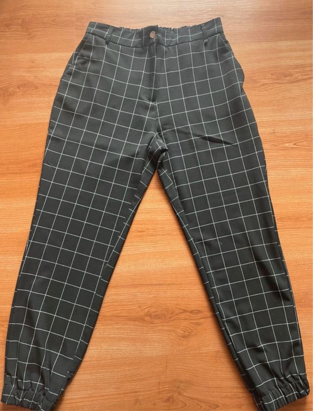 Pantaloni neri a quadri