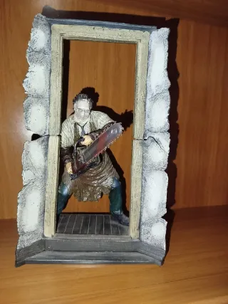 Figura Leatherface con motosierra