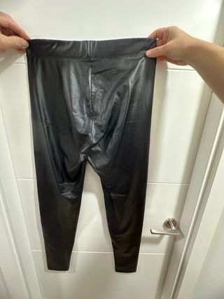 Pantalón negro efecto piel