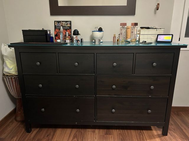 Cómoda de madera negra con tapa de cristal