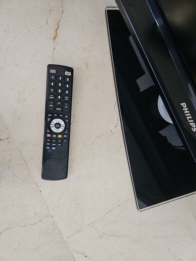 Televisor Philips Negro, con mando a distancia.