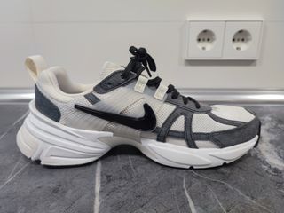Zapatillas Nike V2K RUN grises y blancas