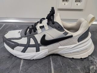 Zapatillas Nike V2K RUN grises y blancas