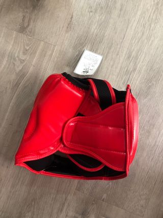 Casco de boxeo rojo con diseño