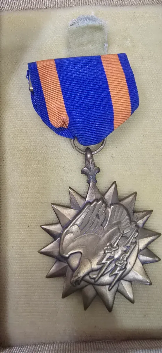 Medalla militar antigua águila rayos