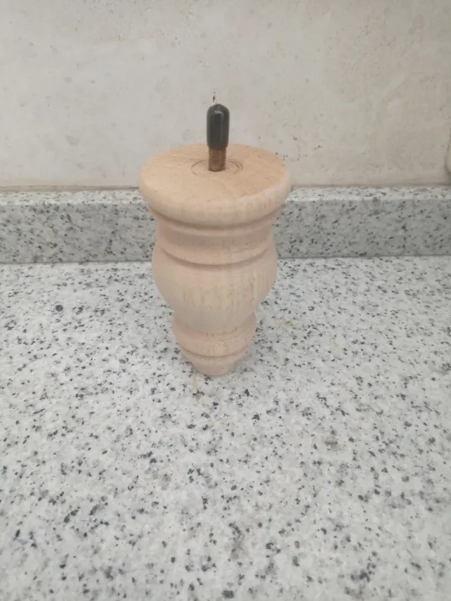 Patas de madera sin terminar