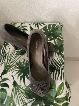 Zapatos de tacón Mariposa Roja ante gris