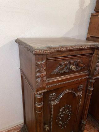 Armario antiguo madera tallada