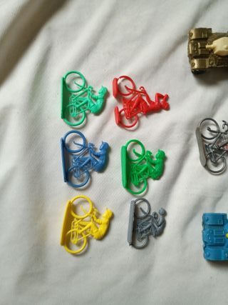 Figuras de plástico: bicicletas y tanques