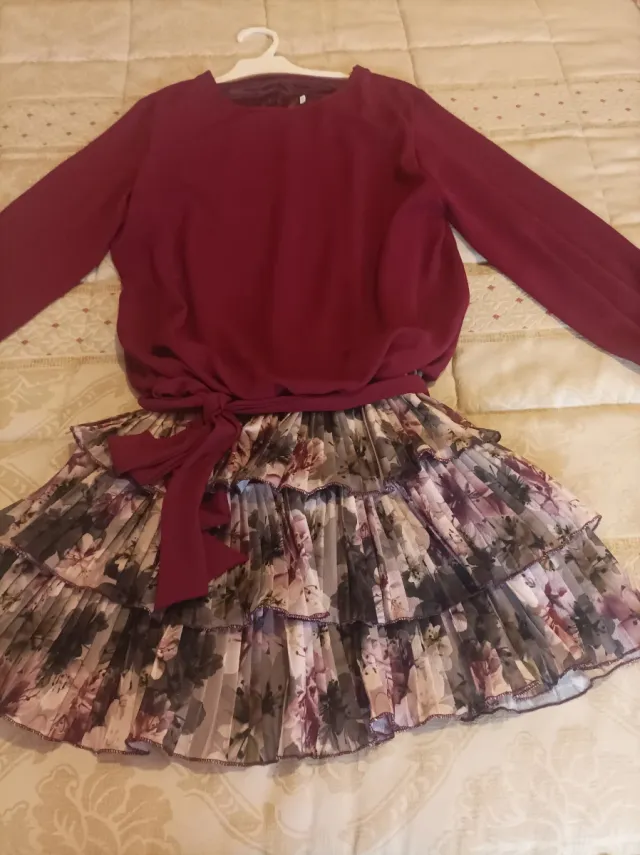 Vestido mini floral con volantes