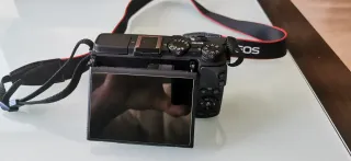 Cámara digital Canon EOS M3 en color negro.