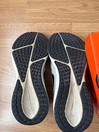 Nike Vomero 17 gris/blanco