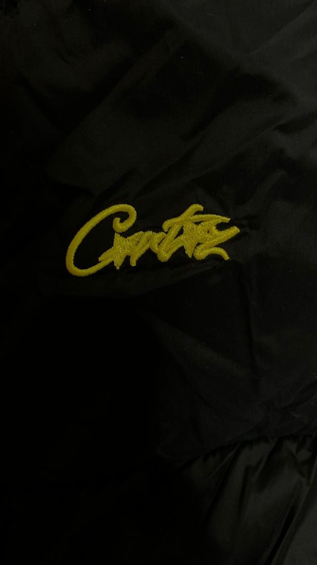 Chaqueta Corteiz Negra con Forro Amarillo