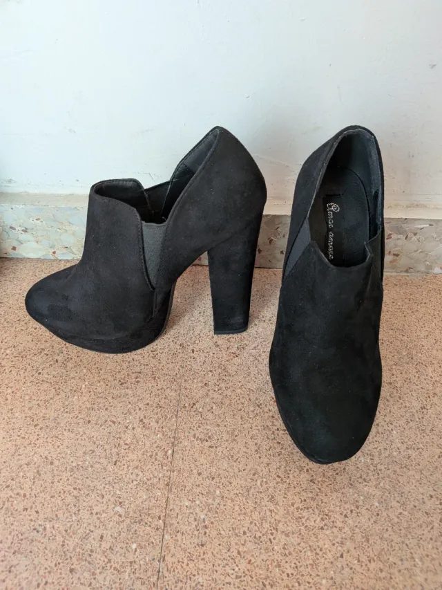 Botines negros de ante para mujer.