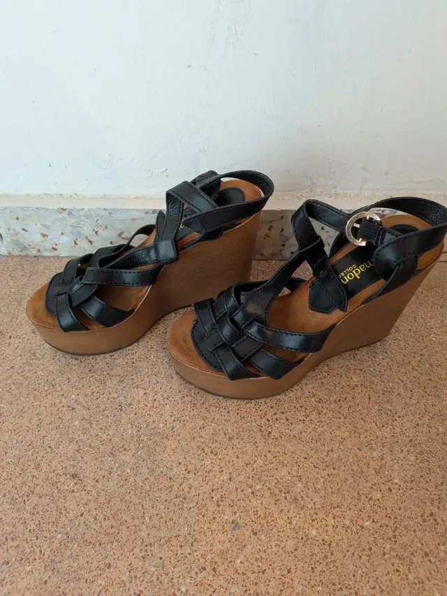 Sandalias de cuña negras y marrones