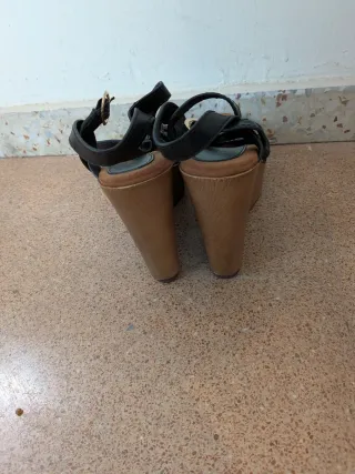 Sandalias de cuña negras y marrones