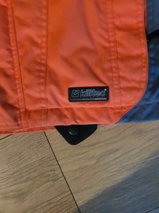 Chaqueta de esquí Killtec naranja, negra  y gris.