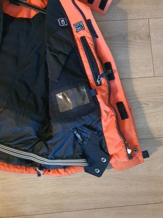 Chaqueta de esquí Killtec naranja, negra  y gris.