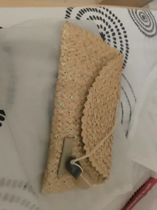 Bolso de paja con abalorios y lentejuelas